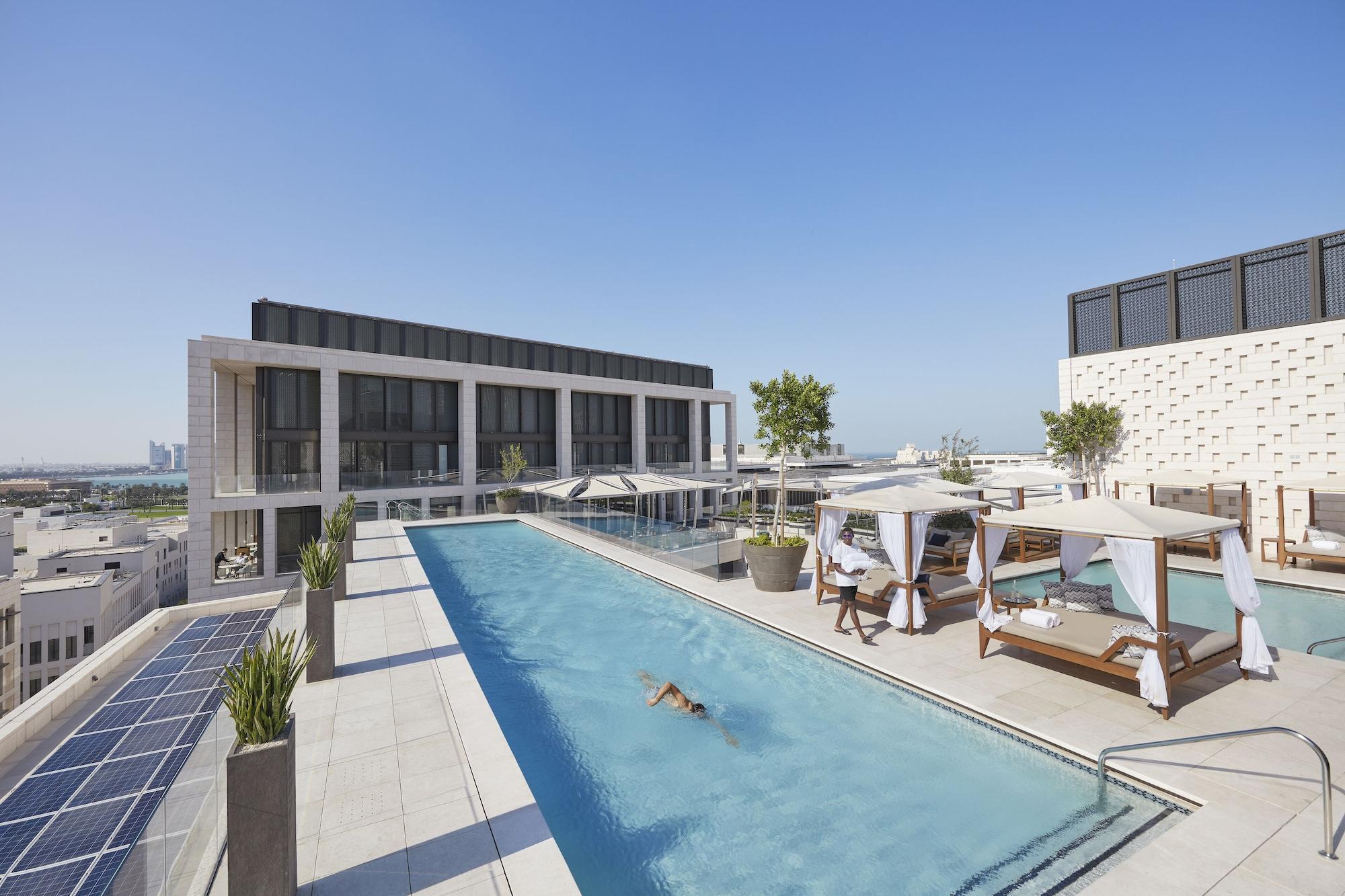 Mandarin Oriental, Doha Hotel Buitenkant foto The swimming pool at the top of the hotel