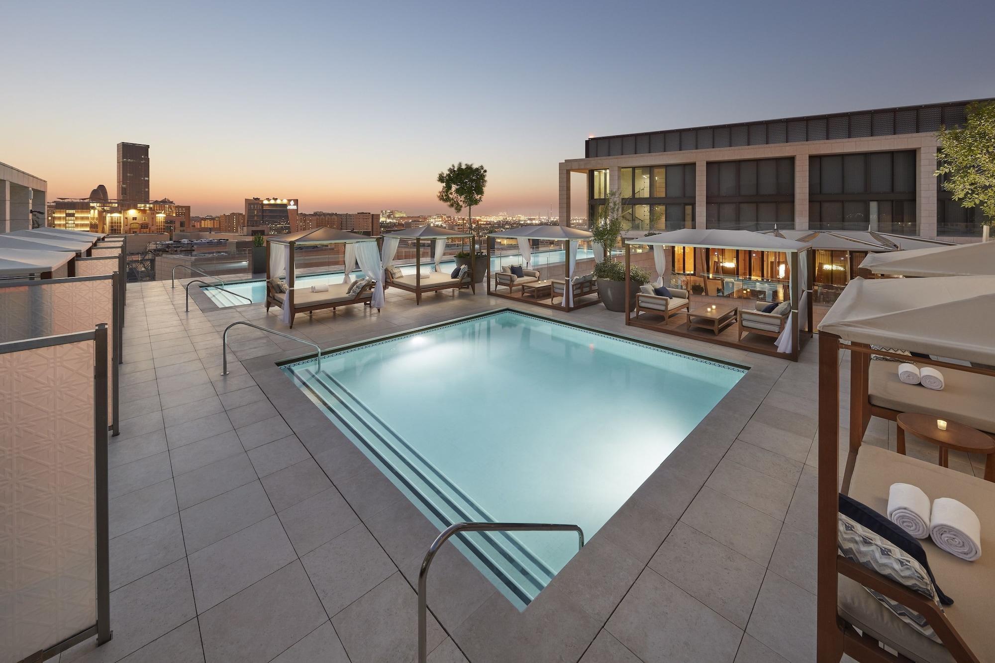 Mandarin Oriental, Doha Hotel Buitenkant foto The rooftop pool at the Four Seasons Hotel