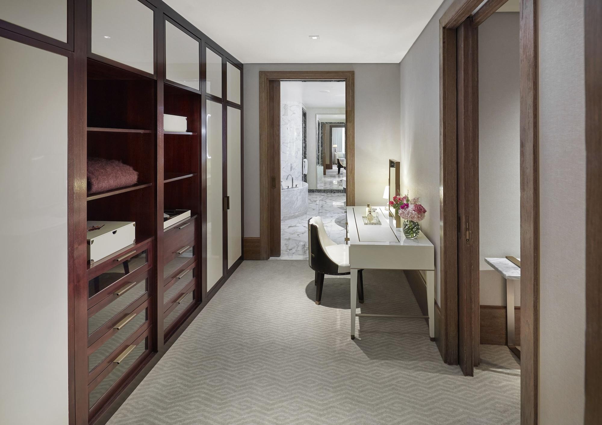 Mandarin Oriental, Doha Hotel Buitenkant foto A walk-in closet
