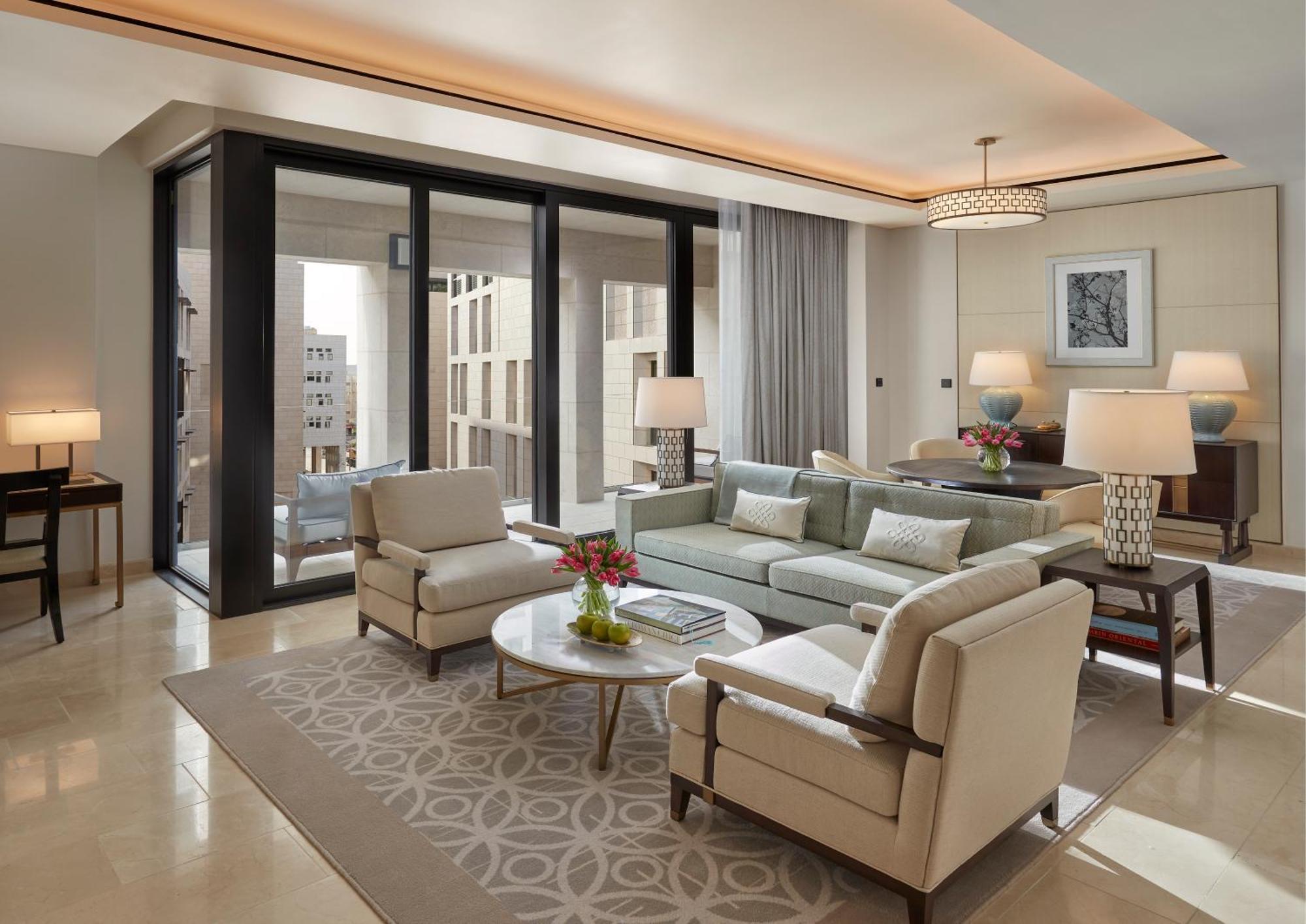 Mandarin Oriental, Doha Hotel Buitenkant foto A living room at the Ritz-Carlton, DIFC